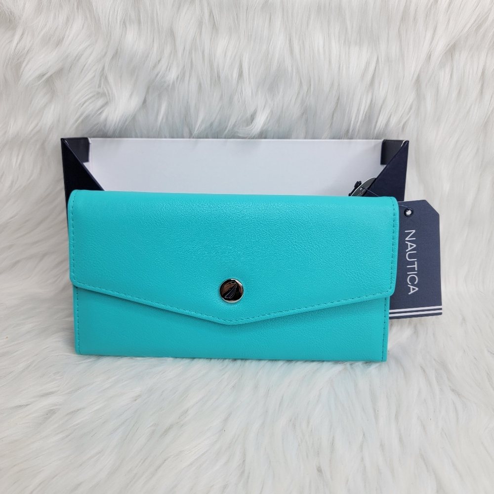 Nautica Multicompartment Wallet.